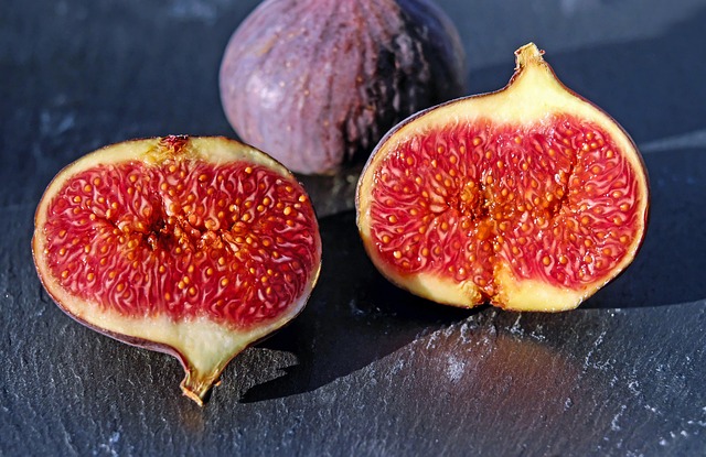 Figs: Nature’s Sweet Nectar-Filled Gems of Delicate Flavor and Nutritional Delight 🍇