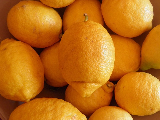 レモン – 料理に彩りと爽やかさを加える、黄色い宝石の魅力的な活用法🍋