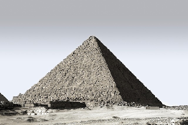 Cairo – Unveiling the Timeless Mysteries of Pharaohs and Pyramids 🏺