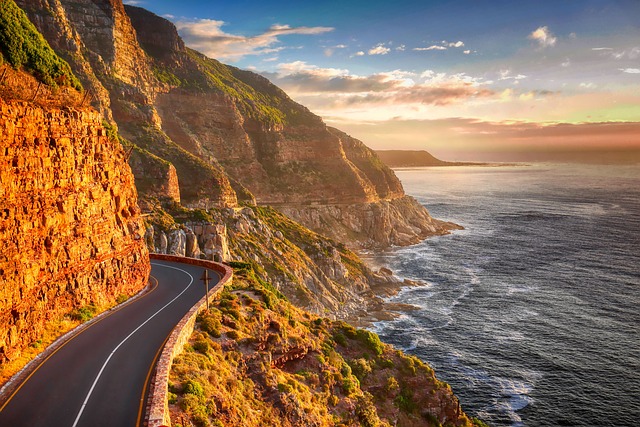 Cape Town: Where Majestic Mountains Embrace the Sparkling Atlantic Ocean 🏔️🌊