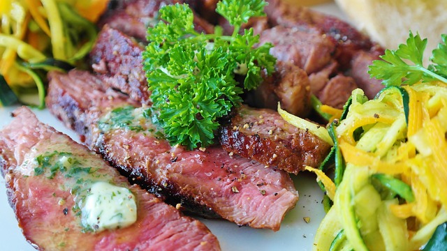 아르헨티나 숯불 위의 풍미, 치미추리 소고기 스테이크의 매혹적인 향연 🥩🌿
