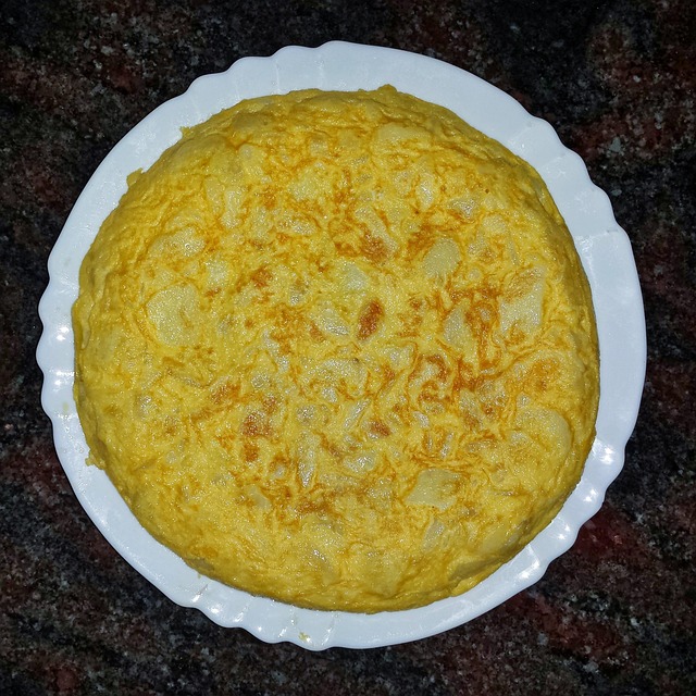 스페인 감자 오믈렛, 토르티야 에스파뇰라의 고소하고 부드러운 매력 🥔